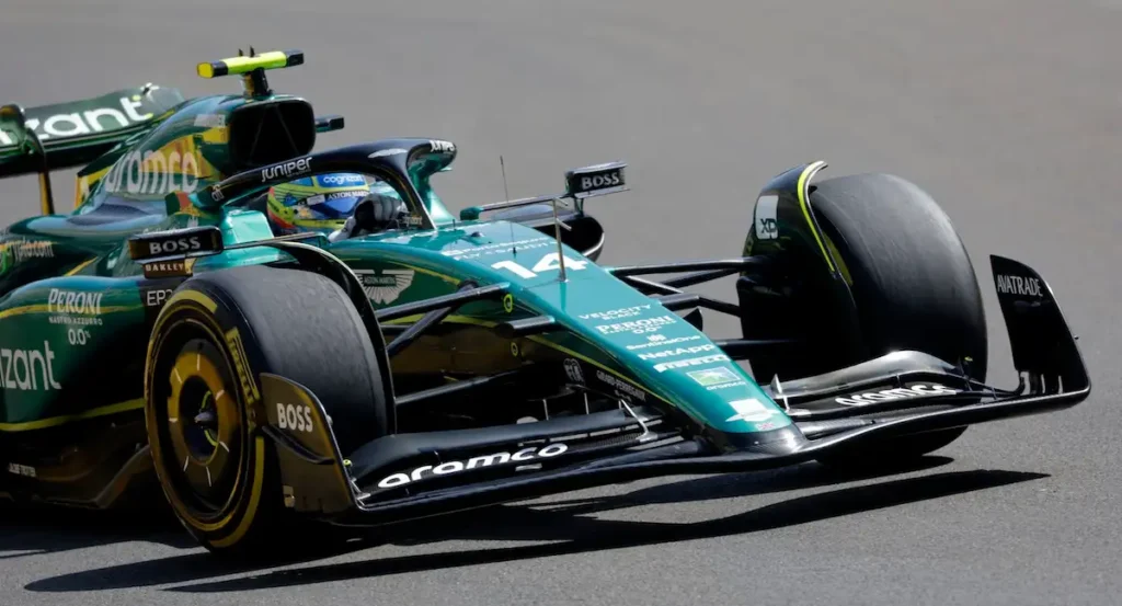 Fernando Alonso con su AMR25 Fernando Alonso con su AMR25