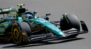 Fernando Alonso con su AMR25